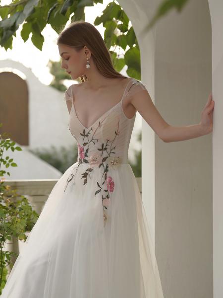 Romantisches Brautkleid mit floraler Stickerei & zarten Trägern SH-021